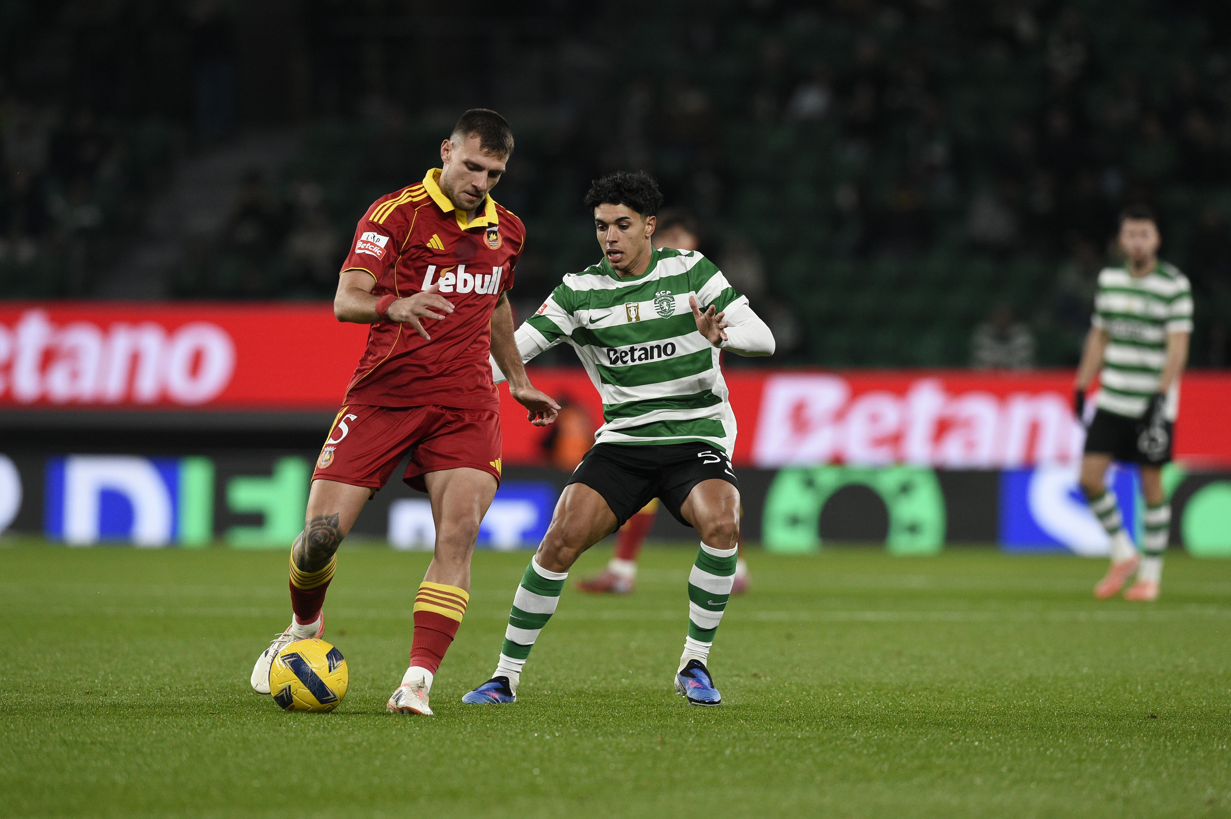 Ntoi em duelo com João Simões - Foto: Sérgio Miguel Santos