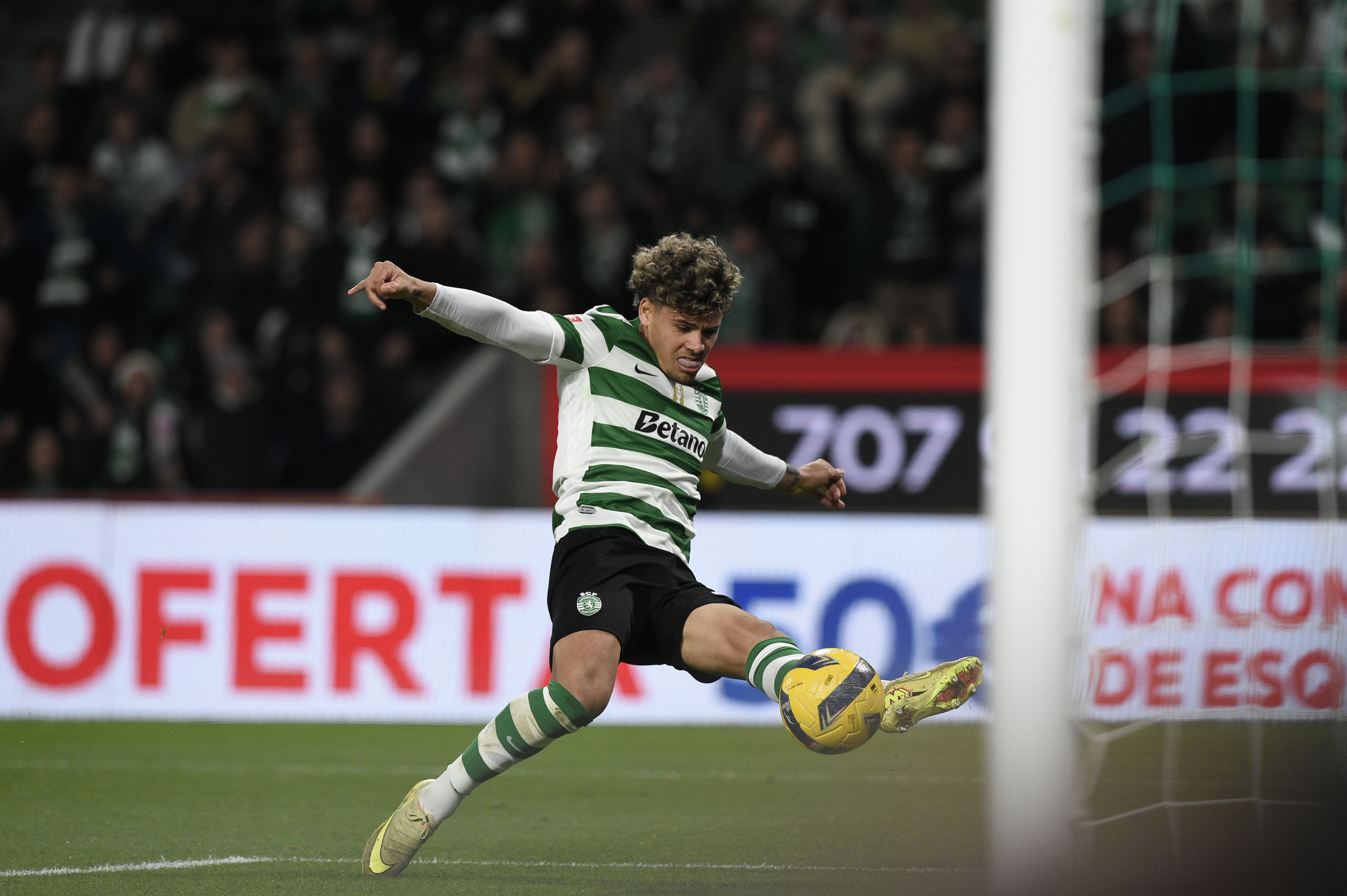 Maxi Araújo finaliza para o 2-0 para o Sporting - Foto: Sérgio Miguel Santos