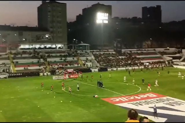 Jogadores do Benfica aquecem no Estádio José Gomes