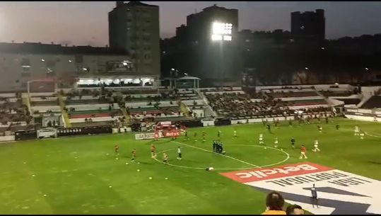 Jogadores do Benfica aquecem no Estádio José Gomes