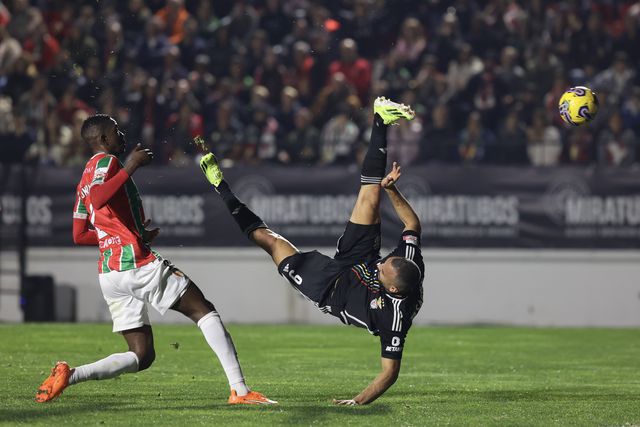 Vídeo: bicicleta de Arthur Cabral para o empate no E. Amadora-Benfica