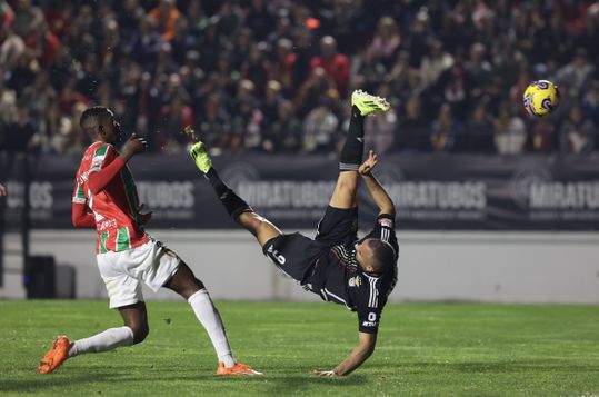 Vídeo: bicicleta de Arthur Cabral para o empate no E. Amadora-Benfica