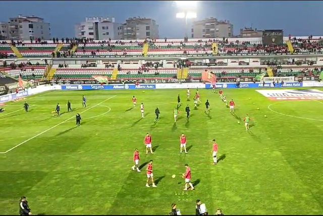 Estrela já aquece no relvado