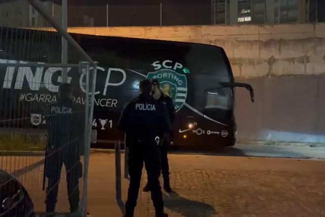 Forte apoio à equipa leonina na chegada ao estádio