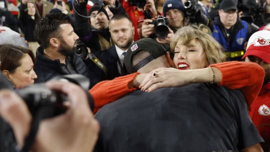 Mesmo 'bloqueada', Taylor Swift festeja presença no Super Bowl com beijo (vídeo)