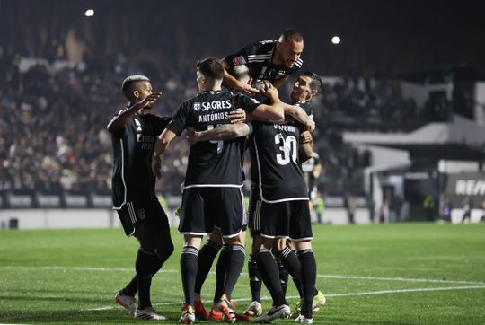 Monumento de Arthur Cabral abre caminho à vitória do Benfica frente ao E. Amadora (com resumo)