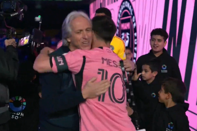 Vídeo: o abraço de Jorge Jesus e Lionel Messi antes do jogo