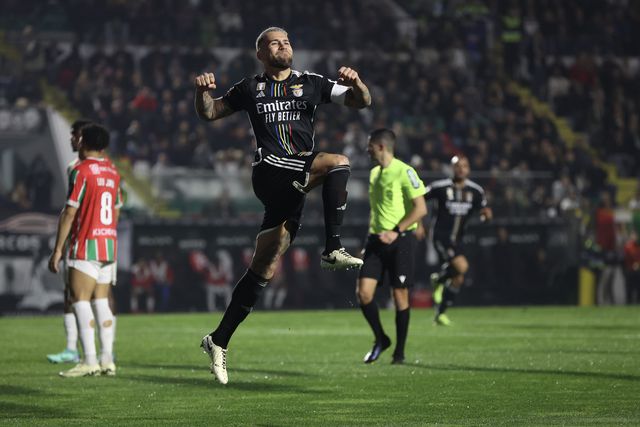 Vídeo: Otamendi marca o terceiro do Benfica