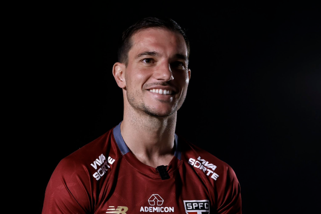 Cédric Soares na sua apresentação no São Paulo