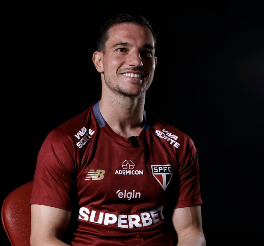 Cédric Soares na sua apresentação no São Paulo