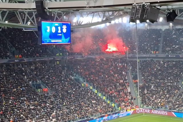 Simpatizantes do Benfica deflagraram engenhos pirotécnicos nas bancadas do anfiteatro transalpino