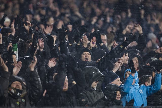 Adeptos do Feyenoord celebram golo marcado ao Bayern