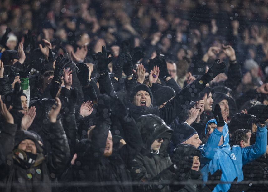 Adeptos do Feyenoord celebram golo marcado ao Bayern