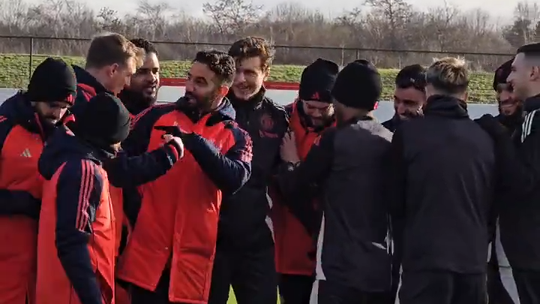 Plantel do Man. United deu calduços a Amorim como prenda de aniversário (vídeo)