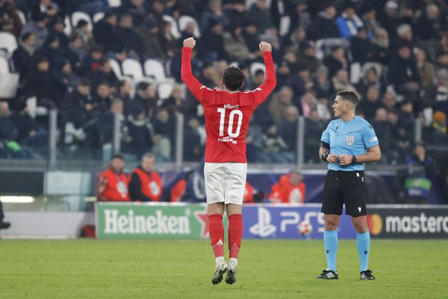 Kokçu, médio do Benfica, festeja
