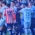 Polémica no México: treinador expulso após dar pontapé a James Rodríguez (vídeo)