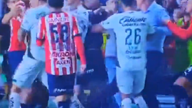 Polémica no México: treinador expulso após dar pontapé a James Rodríguez (vídeo)