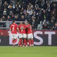 Festa dos jogadores do Benfica após o golo apontado por Pavlidis à Juventus