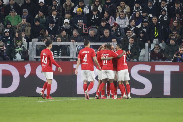Festa dos jogadores do Benfica após o golo apontado por Pavlidis à Juventus