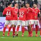 Jogadores do Benfica celebram vitória sobre a Juventus na Liga dos Campeões 2024/25