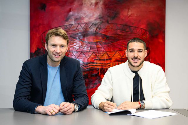 Emiliano Buendía assina contrato no bayer Leverkusen, junto ao diretor desportivo do Bayer, Simon Rolfes.