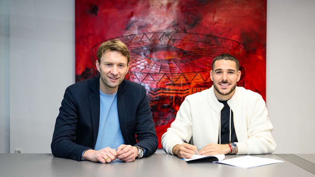Emiliano Buendía assina contrato no bayer Leverkusen, junto ao diretor desportivo do Bayer, Simon Rolfes.