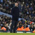 Pep Guardiola, treinador do Manchester City, dá indicações para dentro de campo