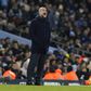 Pep Guardiola, treinador do Manchester City, dá indicações para dentro de campo