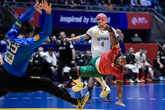 Victor Iturriza, de Portugal, em ação nos quartos de final do Mundial de Andebo, frente à Alemanha (EPA/Stian Lysberg Solum)