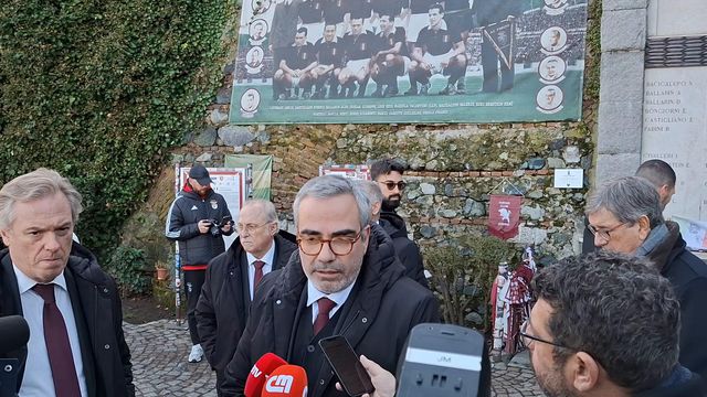 Visita de comitiva do Benfica na encosta de Superga