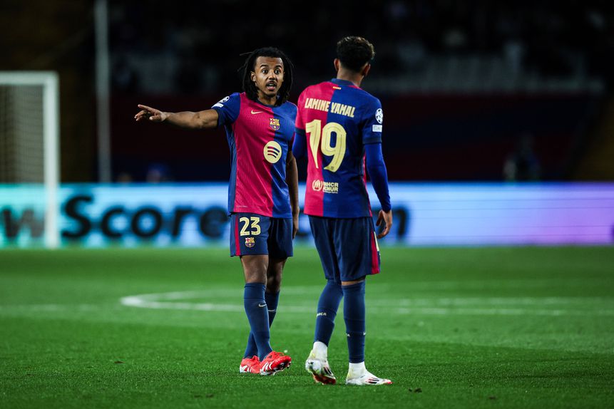 Koundé e Lamine Yamal conversam