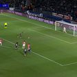 Marca penálti no PSV-Liverpool e pede desculpa (vídeo)