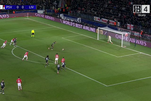 Marca penálti no PSV-Liverpool e pede desculpa (vídeo)