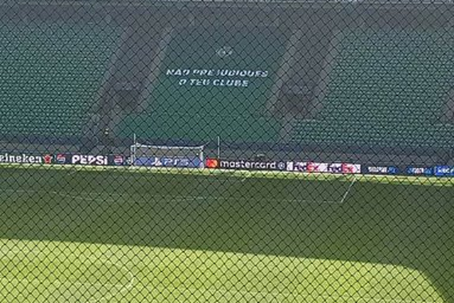 Mensagem «Não prejudiques o teu clube», no setor A143 do estádio do Sporting