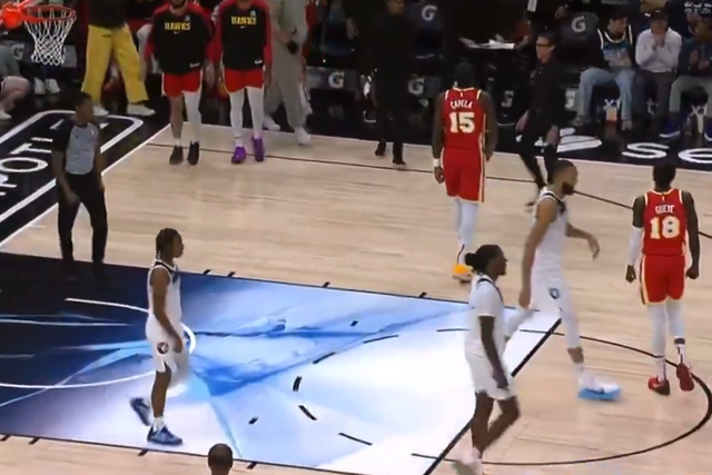 Susto de morte na NBA: peça de jumbotron cai e quase atinge jogador (vídeo)