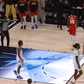 Susto de morte na NBA: peça de jumbotron cai e quase atinge jogador (vídeo)