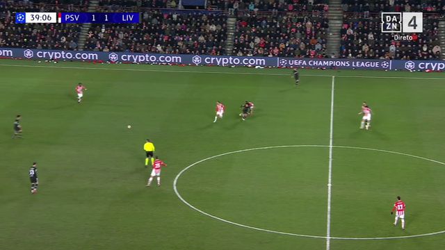 De uma baliza à outra: Elliott faz o segundo do Liverpool (vídeo)