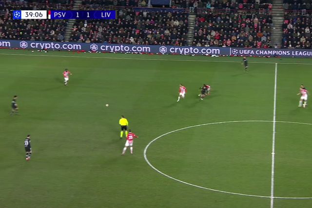 De uma baliza à outra: Elliott faz o segundo do Liverpool (vídeo)