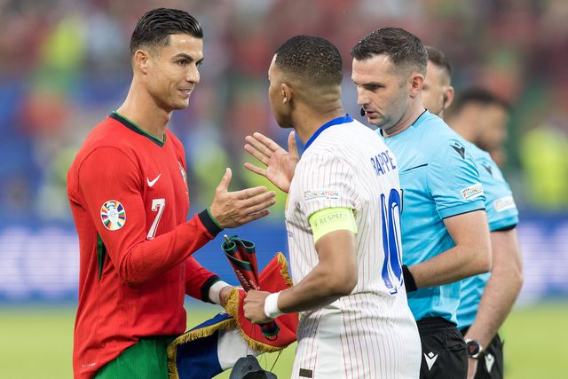 Ronaldo cumprimenta Mbappé antes do jogo Portugal-França no Euro 2024