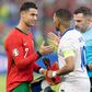Ronaldo cumprimenta Mbappé antes do jogo Portugal-França no Euro 2024
