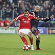 Pavlidis e Douglas Luiz disputam lance no jogo entre Benfica e Juventus