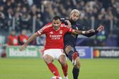 Pavlidis e Douglas Luiz disputam lance no jogo entre Benfica e Juventus