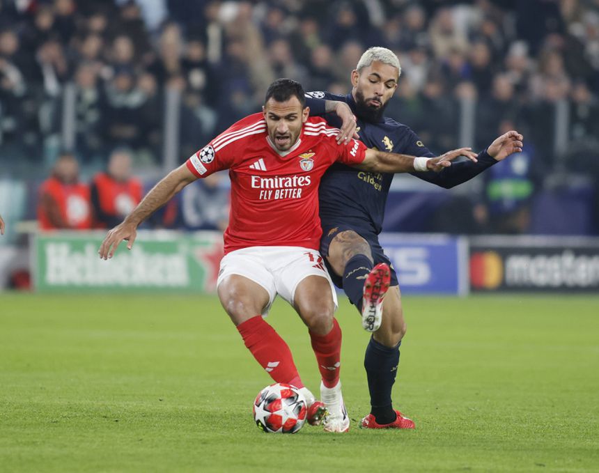 Pavlidis e Douglas Luiz disputam lance no jogo entre Benfica e Juventus