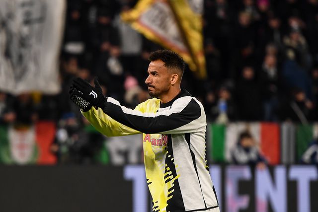 Danilo no período de aquecimento na Juventus