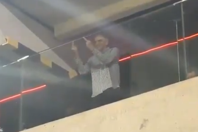 VÍDEO: presidente do Athletico Paranaense responde a insultos dos adeptos com gestos obscenos 