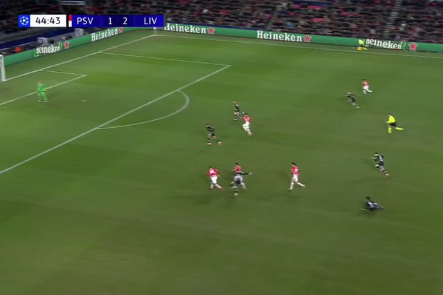 Árbitro atrapalha Liverpool e PSV aproveita para empatar (vídeo)