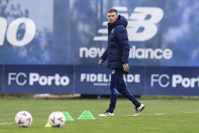 Martín Anselmi concentrado durante sessão de treino no Olival