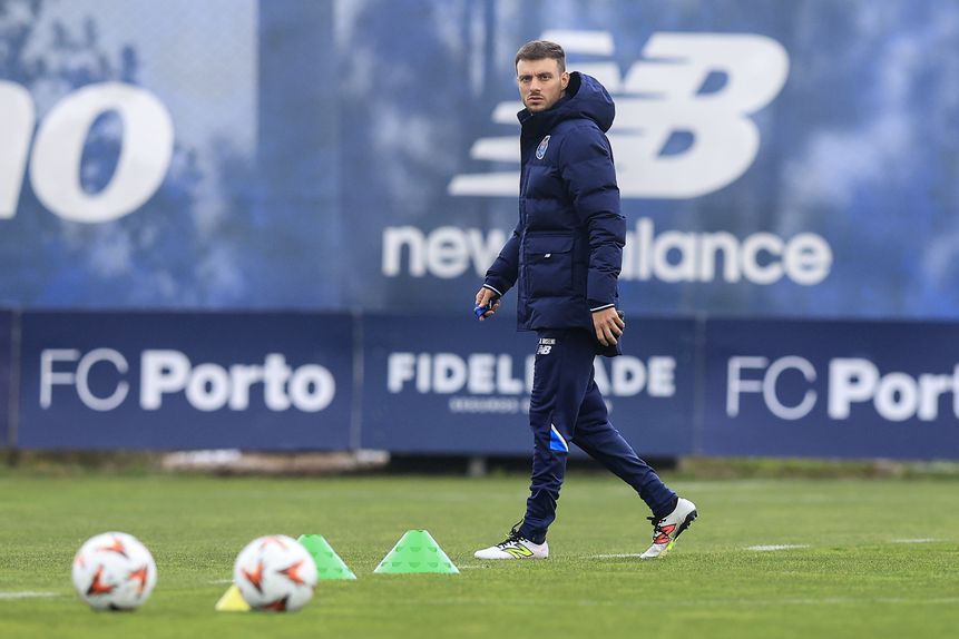 Martín Anselmi concentrado durante sessão de treino no Olival
