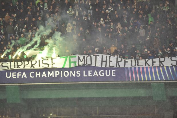 Juve Leo exibe faixa contra a UEFA, durante o Sporting-Bolonha