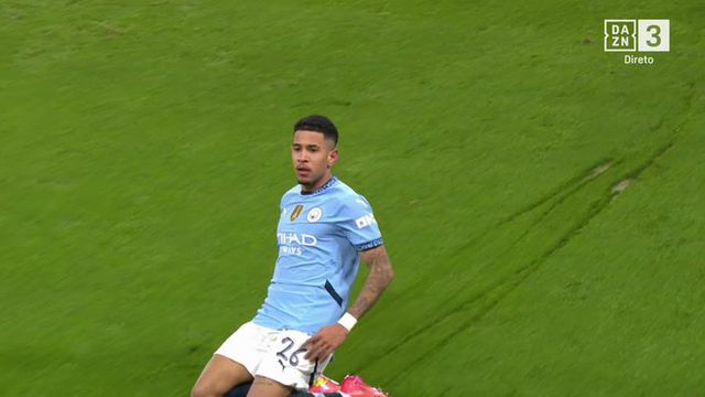 Stones a fazer de 'quarterback', Savinho a receber no peito e a fazer o 3-1 para o City (vídeo)